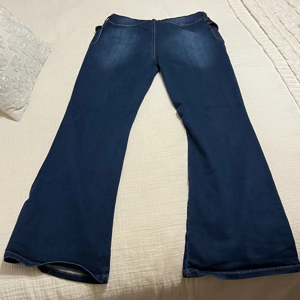 New Without Tags, Never Worn Women's Flared Blue Jeans. Size 15 - Picture 2 of 7